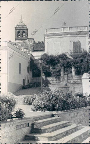 Recoleto rincón de la plaza del llano con la iglesia de fondo