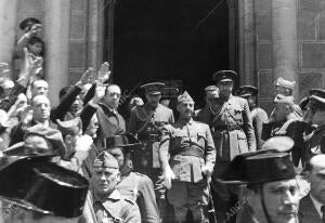 El general Francisco franco en Burgos Rodeado de Otras Personalidades