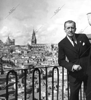 Joaquin Alvarez quintero en una mirador de la Virgen del Valle, en el año 1940