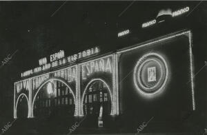 Adornos luminosos conmemorativos de la victoria de las tropas nacionales en la...