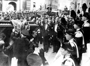 El féretro de Don Alfonso XIII a su llegada a la Iglesia de Montserrat
