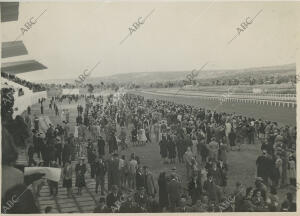 Inauguración del Hipódromo de la Zarzuela. Aspecto del paseo y el de la tribuna