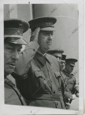 El capitán general de la IV región, Alfredo Kindelán, presencia el desfile en su...