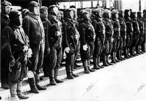 Aviadores japoneses en formación, momentos antes de emprender un raid sobre el...