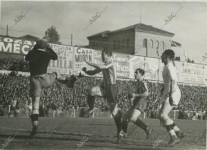 el domingo se Jugó en Chamartín el partido de liga correspondiente A la primera...