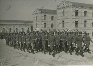 Caballeros cadetes desfilando en la Academia General Militar de Zaragoza