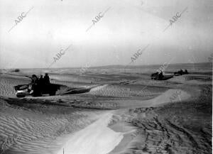 Fuerzas motorizadas italianas durante una operación de reconocimiento en el...