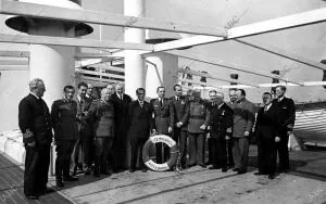Las Autoridades Valencianas A bordo del buque Sueco "Temnareu", donde Fueron...