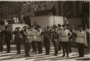 Momento en que, a la llegada de Franco, saludan, brazo en alto, los miembros del...