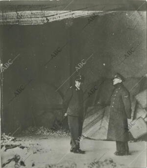 Adolf Hitler y su edecán Julius Schaub, contemplan las ruinas de la Cancillería...