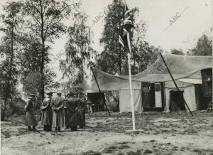 Montgomery en su campamento de Luneburgo parlamenta con los enviados de Von...