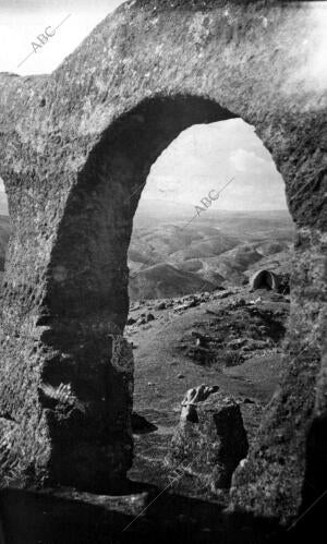 Arco de la nave central del templo en Bobastro (Málaga)