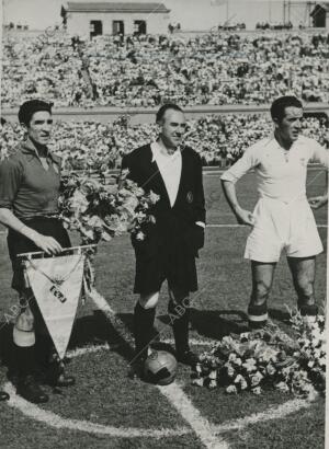 Los Capitanes Ipiña y Juan Ramón con el Árbitro, Martínez Íñiguez