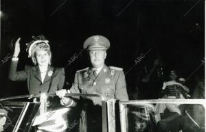 Eva duarte de Perón Recorre las Calles de Madrid en un coche al descubierto...