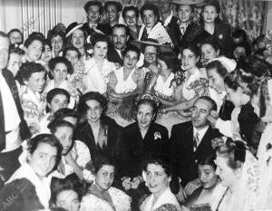 Foto de grupo en la que aparecen los políticos Eva Duarte de Perón y José María...