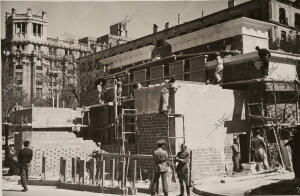 Construcción de la tribunal desde la cual Franco presidirá el desfile de la...