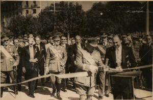 En la imagen, Francisco Franco corta la cinta inaugural, junto al alcalde de...