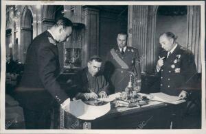 El obispo de Segorbe Firmando el acta de entrega de la catedral