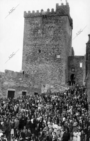 Aspecto de la plaza de Armas del castillo durante el acto de entronización del...