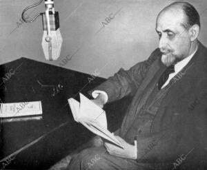 949, recitando sus poesías en el laboratorio de la Discoteca Iberoamericana de...