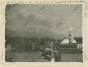En la imagen, el volcán visto desde la techumbre de la iglesia de El Paso