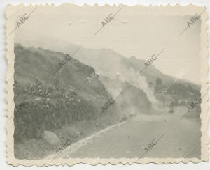 La lava humeante hace su entrada en la carretera general, a las 2 de la tarde,...