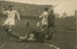 Juanito Alonso se Hace con el Balón, protegido por Molowny, mientras Igoa Frena...