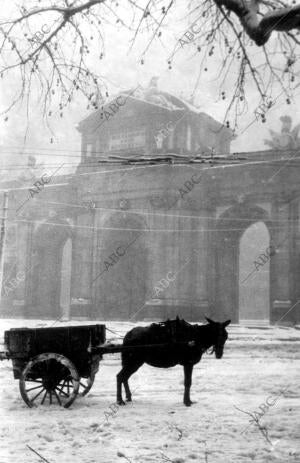 Vista de la puerta de Alcalá durante una gran Nevada