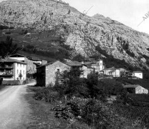 Vista de uno de los Caminos del pueblo Mirones (Cantabria)