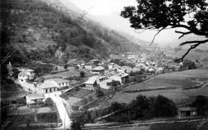 Vista general del pueblo Proaza (Asturias)