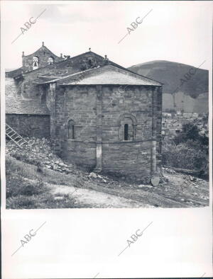 Iglesia de Santiago con la cruz de Santiago en sus Campanas