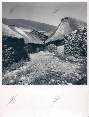 Una calle del poblado de Pallozas