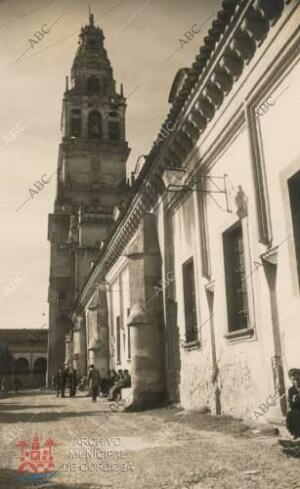 Dos Imágenes Antiguas del patio de los Naranjos, la superior del año 1862 y la...