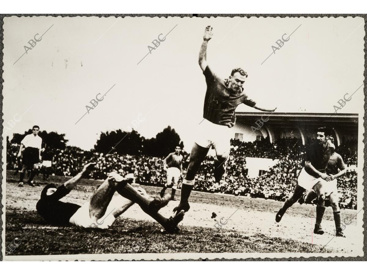 Alfredo Di Stefano en su época en el Millonarios, en un remate que terminó en... Archivo ABC