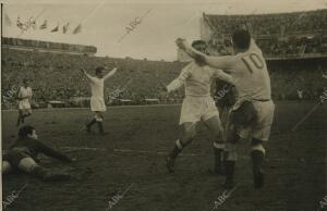 spués de conseguido el tercer gol del Madrid por Narro, los jugadores...