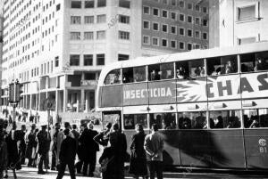 Gente Esperando A subir al autobús