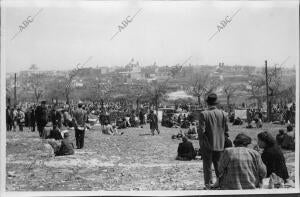 Madrileños celebrando la festividad de San Isidro en la pradera