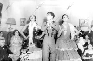 El bailarín Faico, Lola Flores y su Hermana Carmen durante una fiesta en la...