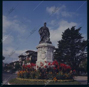 San Sebastián, 1952 (CA.) Monumento de la reina María Cristina en los jardines...