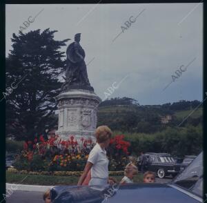 San Sebastián, 1952 (CA.) Monumento de la reina María Cristina en los jardines...