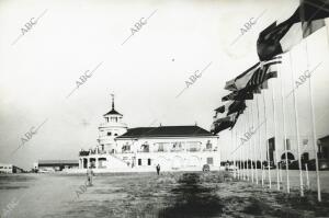 Al fondo, el chalet del Real Club Aéreo de España