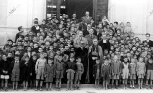 Inauguració de la escuela nuestra Señora del Rosario por el obispo de la...