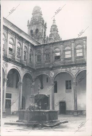 Al Fondo, las Torres de la catedral de Santiago