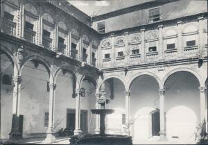 Patio interior del hospital real de Santiago de Compostela, hoy hostal de los...