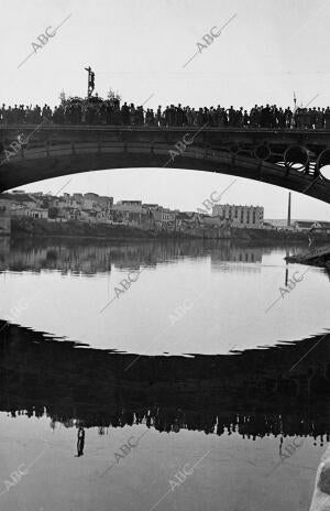 El cachorro Atravesando el puente de Triana (foto Serrano)