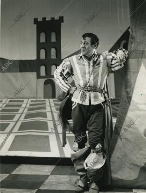 Manuel Dicenta en "Los intereses creados", representada por la compañía Lope de...