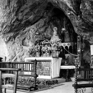 El trono de la Virgen en la santa cueva de Auseva en el parque nacional de...