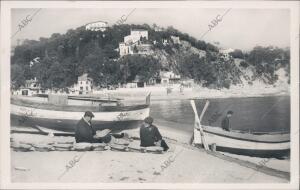 Lloret de Mar (Gerona), 1954 (Ca.). Pescadores en la playa de La Caleta