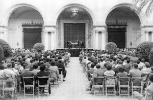 El patio de Carlos V. vista parcial en pleno concierto Del "cuarteto Vegh"