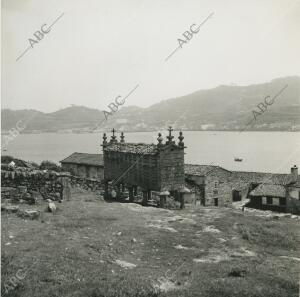 Ría de Muros (La Coruña), (Ca.1955), Un típico hórreo gallego con vistas a la...